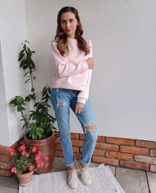 Další barva mikiny je tady. Tentokrát světlá růžová a opět s výšivkou ve stejném tónu, jak jste zvyklé. 🌸 ~ hřejivá...