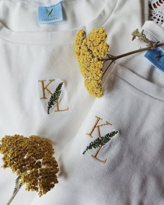 Právě jsme doskladnili trička Kopretina s barevnou výšivkou. 🌿 Při objednávce si můžete na e-shopu zaškrtnout variantu...