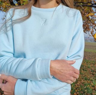 Mikina Nebe. ☁️ Minimalistický vzhled s jemnou výšivkou ve stejném tónu a s dostatečně dlouhými rukávy. Ideální na chladné...